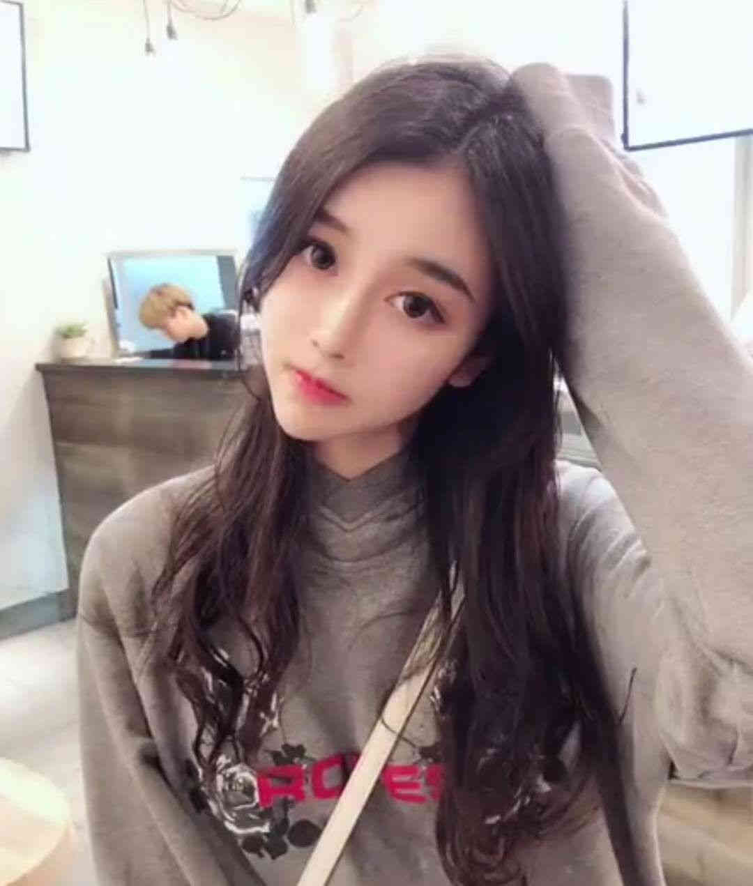 女儿同意妈妈吃自己的冰激凌