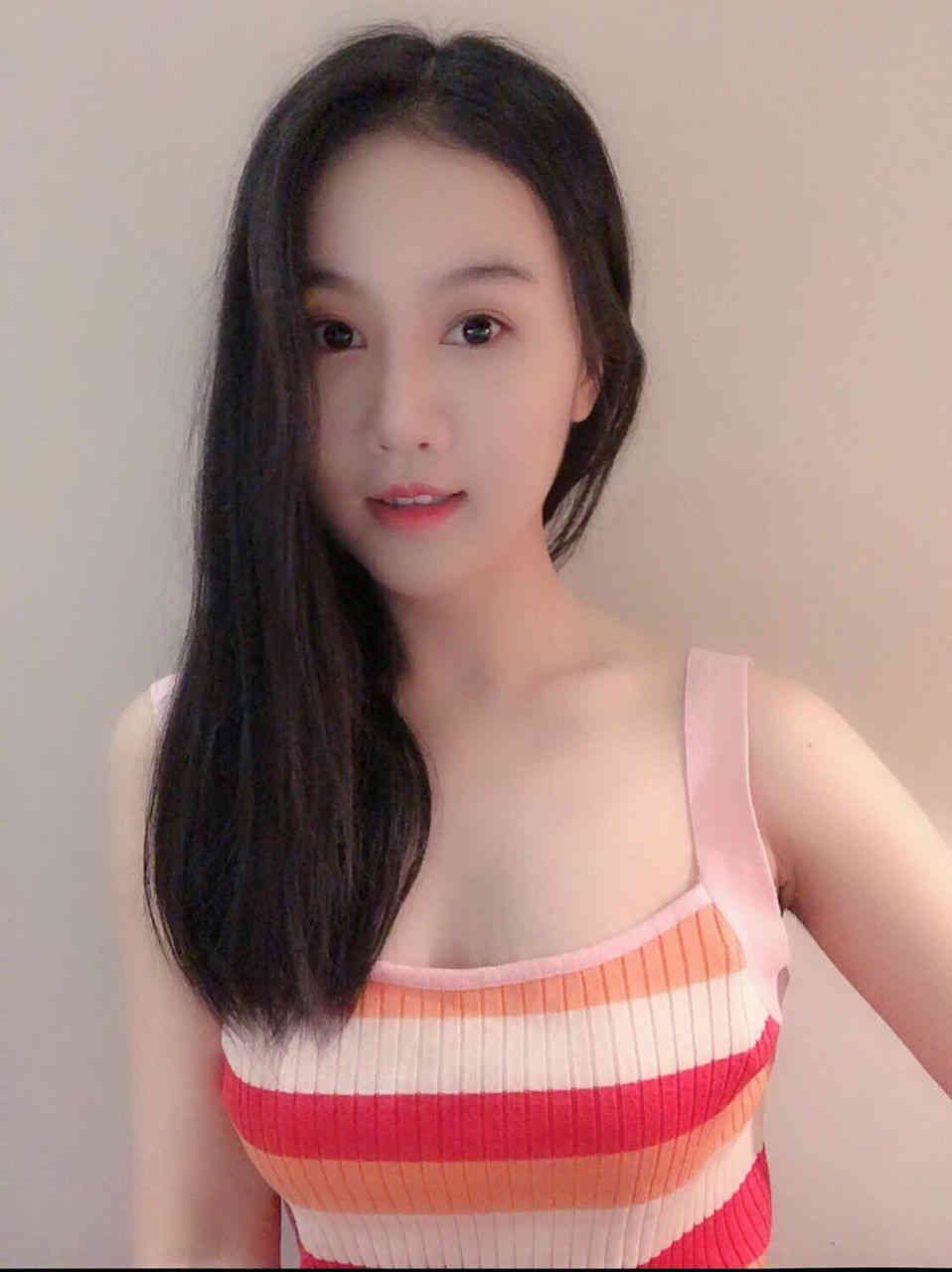 女儿成为爸爸的玩具